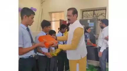 गुण्डरदेही: पीएम श्री स्वामी आत्मानंद स्कूल अर्जुंदा में आयोजित शाला प्रवेश उत्सव कार्यक्रम में विधायक कुंवर सिंह निषाद शामिल हुए