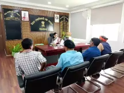 पाकरटांड: पाकरटांड के चुन्दीयारी गांव में मूलभूत सुविधाओं की कमी पर भाजपा नेता ने ग्रामीणों संग डीसी को ज्ञापन सौंपा