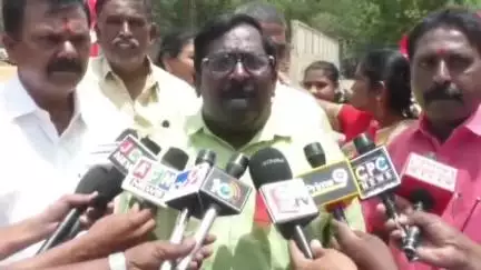 కడప: కడప ఆర్టీసీ గ్యారేజ్ ఎదుట ఉద్యోగ సంఘాలు ఆందోళన