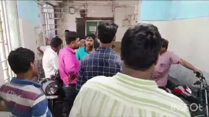 বর্ধমান ১: বর্ধমান স্টেশনের ওভার ব্রিজ থেকে নেমে চারখাম্বা এলাকায় বাস থেকে পড়ে গিয়ে মৃত্যু হল এক ব্যক্তির