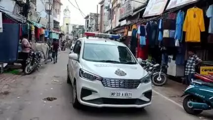 दतिया नगर: मोहर्रम पर्व के शांतिपूर्ण आयोजन के लिए दतिया पुलिस ने शहर में निकाला फ्लैग मार्च