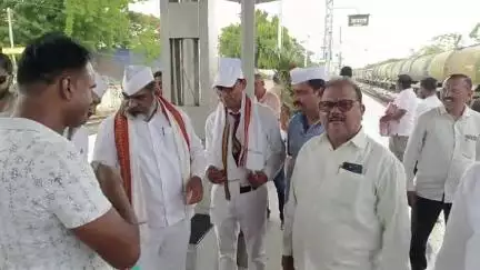 मुर्तीजापूर: रेल्वे स्टेशन वरील प्लॅटफॉर्मवर पंढरपूर कडे जाणाऱ्या वारकरी भक्तांचे आमदार हरीष पिंपळे यांच्या हस्ते जोरदार स्वागत