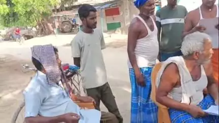 आंदर: आंदर प्रखंड के विभिन्न गांवों में बीएलओ घर-घर जाकर गणना प्रपत्र बांट रहे हैं
