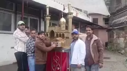 नैनीताल: मोहर्रम की 8 तारीख को कुरान की तिलावत के बाद दुआ और रॉयल होटल से ढ़ोल तशों व फ़तहे निसान के साथ निकाला गया जुलुस