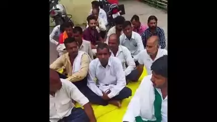 देवबंद: गांव अंबोली में दहेज हत्या के मामले में गिरफ्तारी न होने से नाराज ग्रामीणों ने कोतवाली पर किया प्रदर्शन