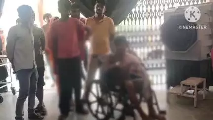 खलीलाबाद: जिला अस्पताल के इमरजेंसी में इलाज कराने आए मरीज ने डॉक्टर पर बाहर से दवा लिखने का लगाया आरोप, किया हंगामा