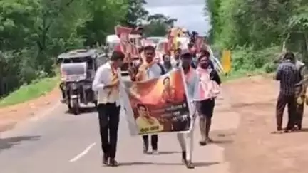 मस्तुरी: बिलासपुर का पीयूष यादव 17 दिन में बागेश्वर धाम पहुंचा, पंडित धीरेंद्र शास्त्री से लिया आशीर्वाद