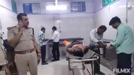मुरैना नगर: मुरैना रेलवे स्टेशन पर झेलम ट्रेन में चढ़ते समय फिसला युवक का पैर, इलाज के बाद ग्वालियर रेफर