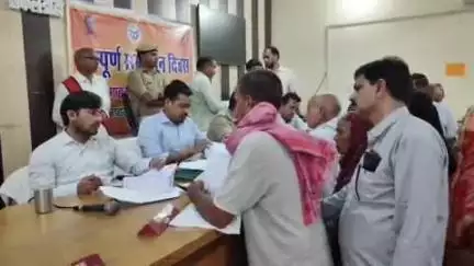 सकलडीहा: सकलडीहा तहसील सभागार में जिलाधिकारी एवं पुलिस अधीक्षक की अध्यक्षता में हुआ संपूर्ण समाधान दिवस का आयोजन