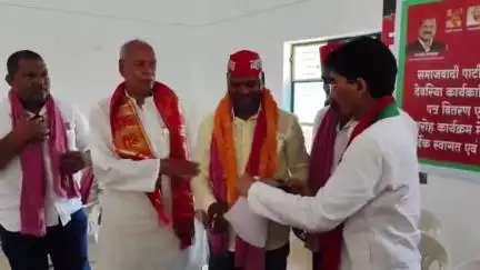 बरहज: समाजवादी पार्टी कार्यालय पर नव नियुक्त व्यापार सभा पदाधिकारियों का सम्मान समारोह आयोजित, जिला अध्यक्ष ने की अध्यक्षता