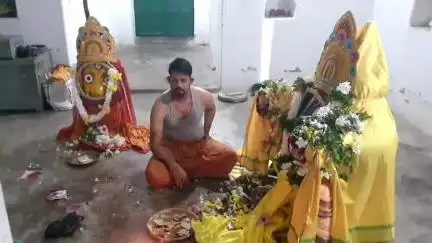 ଦେବଗଡ: ଅନନ୍ୟ ପରମ୍ପରାରେ ଦେବଗଡ ବାହୁଡା ଯାତ୍ରା, ଆଡପ ମଣ୍ଡପରୁ ଓହ୍ଲାଇ ଗରୁଡ ସ୍ତମ୍ଭ ଠାରେ ଶ୍ରଦ୍ଧାଳୁଙ୍କୁ ଦର୍ଶନ ଦେଲେ ଚତୁର୍ଦ୍ଧା ବିଗ୍ରହ