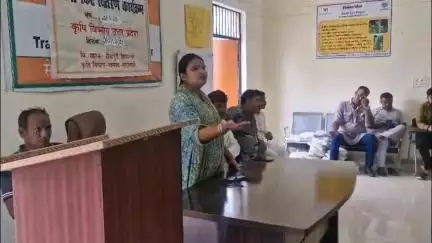राजातालाब: बहुउद्देशीय किसान कल्याण केंद्र पर विधायक प्रतिनिधि सेवापुरी ने किसानों में मिनी किट वितरित किया