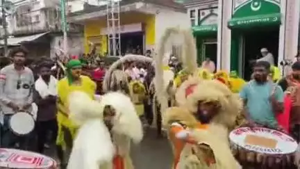 बांधवगढ़: मुहर्रम पर हुसैन की याद में जगह-जगह लगे लंगर, उमड़ी हजारों की भीड़, शेर बन नाचे हिन्दू-मुस्लिम