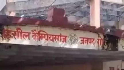 कैंपियरगंज: कैम्पियरगंज तहसील भवन के जर्जर बरामदे को लेकर हो रही दिक्कतों के विरोध प्रदर्शन के बाद एसडीएम ने लिया जायजा