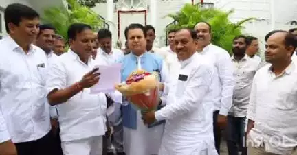 लातूर: आ.अमित देशमुख यांनी बाभळगाव निवासस्थानी घेतल्या नागरिकांच्या भेटी; समस्या जाणून घेऊन तातडीने कार्यवाहीच्या केल्या सूचना