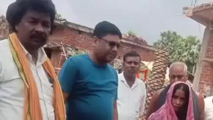जरमुण्डी: कलहोड़ पिंडारी गांव में वज्रपात से सुदर्शन दर्वे की मौत, परिजनों से मिले जरमुंडी विधायक प्रतिनिधि