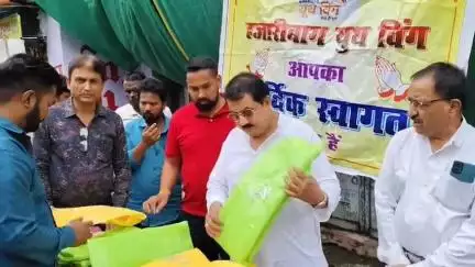 हजारीबाग यूथ विंग ने बरसात में भी कर्तव्य निभा रहे नगर निगम कर्मियों को बांटे रेनकोट
