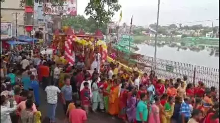 दुमका: शहर के बड़ा बांध परिसर से इस्कॉन ने निकाली भगवान जगन्नाथ की उल्टी रथ यात्रा