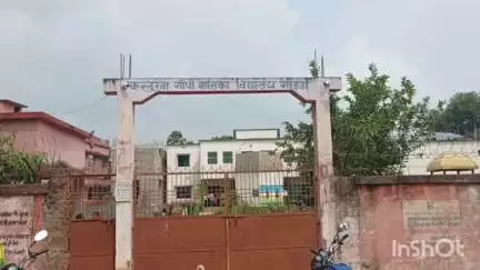 गोड्डा: कस्तूरबा गांधी आवासीय विद्यालय में लापरवाही पर जिला शिक्षा पदाधिकारी ने चार शिक्षिकाओं और रसोइया पर की कार्रवाई