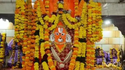 होशंगाबाद नगर: नर्मदापुरम: सेठानी घाट के खेड़ापति हनुमान मंदिर में हनुमान जी का विशेष श्रृंगार और पूजा अर्चना