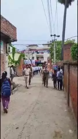 ओबरा: मुहर्रम पर्व के अवसर पर ओबरा के विभिन्न क्षेत्रों में निकाला गया फ्लैग मार्च