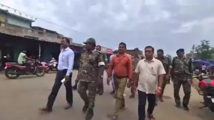 टंडवा: पुलिस प्रशासन की टीम ने मिश्रौल चौक में मोहर्रम पर्व पर शांति व्यवस्था के लिए निकाला फ्लैग मार्च