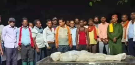 बाघमारा/कतरास: कतरास: एबीजी कोलियरी हाजरी घर के पास नियोजन को लेकर लोगों ने शव के साथ किया प्रदर्शन