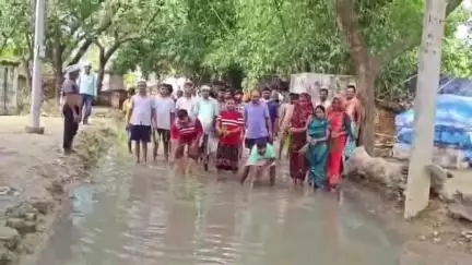 सैदपुर: पवित्र सावन में बिछुड़ननाथ मंदिर कैसे पहुँचेंगे काँवरिए, बभनौली कलां में बीच सड़क रोपा गया धान