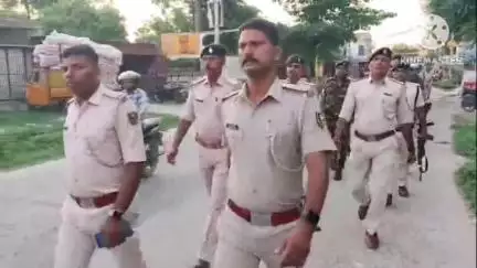 कुढ़नी: मनियारी थाना क्षेत्र में मुहर्रम पर्व को लेकर निकाला गया फ्लैग मार्च