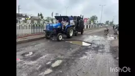 नरसिंहगढ़: लगातार 2 दिन की बारिश से सर्विस रोड में हुए गड्ढे, वाहन चालक हो रहे हैं चोटिल