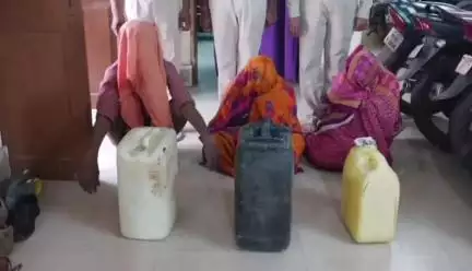 ହିନ୍ଦୋଳ: ଅବକାରୀ ବିଭାଗ ଦ୍ବାରା ଜିଲ୍ଲାର ବିଭିନ୍ନ ସ୍ଥାନରୁ ୫ଜଣ ମଦ ବ୍ୟବସାୟୀ ଗୀରଫ