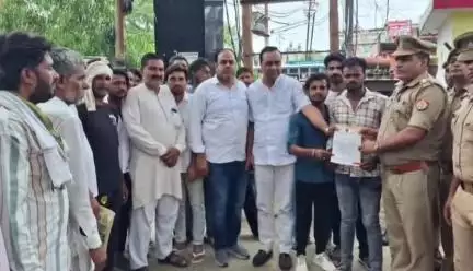 कैराना: गौरक्षा वाहिनी के कार्यकर्ताओं ने कैराना कोतवाली में किया हंगामा, किसान के हत्यारों पर रासुका लगाने की मांग