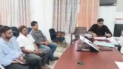 राजपुर: राजपुर प्रखंड कार्यालय में मतदाता सूची पुनरीक्षण को लेकर भूमि उप समाहर्ता ने प्रखंड कर्मियों के साथ की बैठक