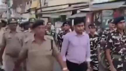 नौतनवा: सोनौली कस्बे में पुलिस और एसएसबी ने निकाला फ्लैग मार्च, शांतिपूर्ण तरीके से पर्व मनाने की अपील की