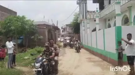 भवनाथपुर: मोहर्रम को लेकर भवनाथपुर में पुलिस का फ्लैग मार्च, अफवाह फैलाने वालों पर होगी कड़ी कार्रवाई