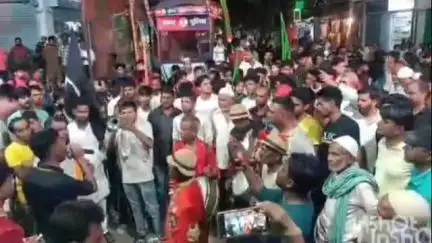 चतरा: चतरा में मुहर्रम की नवमी पर निकला जुलूस, या अली या हुसैन के नारों से गूंजा शहर