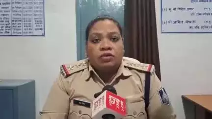 छतरपुर में एक दिल दहला देने वाली घटना सामने आई है, जहां एक 60 वर्षीय पुजारी चरणदास दुबे पर दो नाबालिग बच्चियों के साथ दुर्व्यवहार करने का आरोप लगाया गया है। दोनों बच्चियों की उम्र 5 और 6 साल है और वे चचेरी बहनें हैं। आरोप है कि पुजारी ने प्