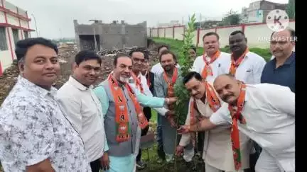 अमरवाड़ा: अमरवाड़ा मंडी परिसर में भाजपा मंडल द्वारा वृक्षारोपण, ज़िला भाजपा अध्यक्ष रहे मौजूद