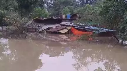 मंडला: खड़देवरा पदमी चौराहा में पानी निकासी को लेकर हंगामा, कई मकान जलमग्न, तहसीलदार पहुंचे मौके पर