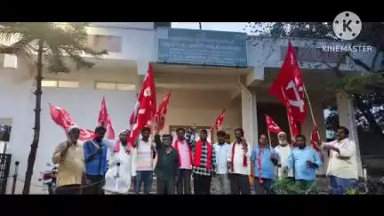 విద్యుత్ ఛార్జీలను తగ్గించాలంటూ హిందూపురం విద్యుత్ కార్యాలయం వద్ద సీపీఐ ఆధ్వర్యంలో ధర్నా