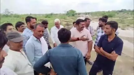 रपट टूटने से ग्रामीणों ने अपने स्तर पर जुटकर पत्थर डाले, प्रशासन से स्थाई समाधान की मांग की