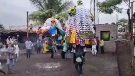 అసిఫాబాద్: మొహర్రం సందర్భంగా జైనూర్ మండల కేంద్రంలోని పలు వీధుల్లో పీర్ల ఊరేగింపు