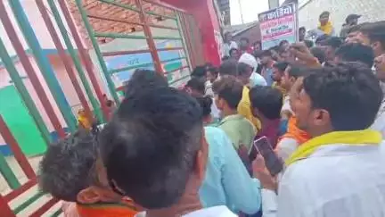 कोचस: मतदान के दिन कोचस नगर पंचायत के दो वार्ड पार्षद के समर्थकों के बीच हुई मारपीट का वीडियो सोशल मीडिया पर वायरल