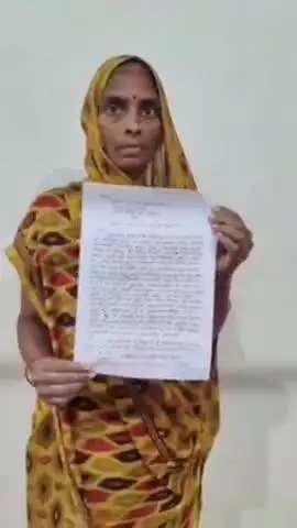 सकलडीहा: राशन कार्ड के लिए 5 साल से भटक रही रायपुर बभनियाव निवासी पुष्पा देवी, धानापुर ब्लॉक में कई परिवारों को नहीं मिल रहा लाभ