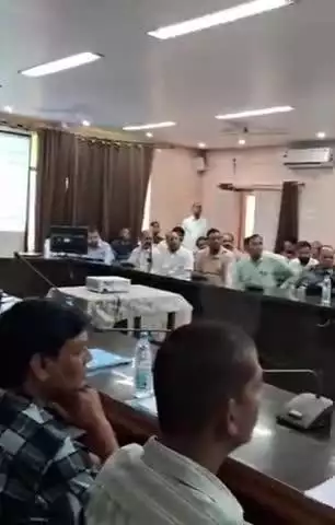 टीकमगढ़: अवैध कॉलोनियों की समस्या के समाधान के लिए ज़िला कलेक्टर ने कॉलोनाइजरों के साथ कलेक्ट्रेट में की बैठक