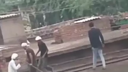 नूह: नांगल मुबारिकपुर गांव में पुरानी रंजिश के चलते जमकर चले पत्थर और लाठी, वीडियो वायरल