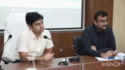 विश्राम बाबा इलाके के कलेक्टर कार्यालय में स्वास्थ्य व्यवस्था को सुधारने के लिए बैठक का आयोजन