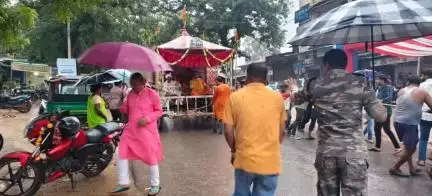 कोलेबिरा: कोलेबिरा में घूरती रथ मेला संपन्न, बारिश के बीच भी भक्तों में दिखा जोश