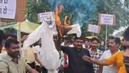 मोहनिया: कैमूर जिले के बीजेपी जिला अध्यक्ष ओम प्रकाश पांडे का मोहनिया में भाजपा कार्यकर्ताओं ने किया पुतला दहन