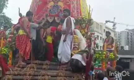 କଟକ ପୌରାଞ୍ଚଳ: ରାଣୀହାଟରେ ବଳଦେବଜୀଉ ରଥଯାତ୍ରା କମିଟି ପକ୍ଷରୁ ଆୟୋଜିତ ବାହୁଡ଼ା ଯାତ୍ରାରେ ଛେରା ପହଁରା କଲେ କଟକ ଜିଲ୍ଲାପାଳ